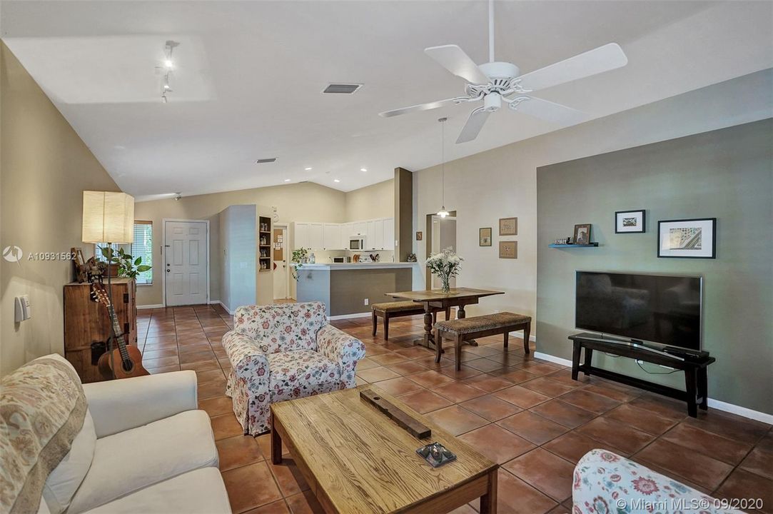Recently Sold: $399,000 (3 beds, 2 baths, 1353 Square Feet)