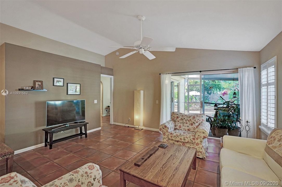 Recently Sold: $399,000 (3 beds, 2 baths, 1353 Square Feet)