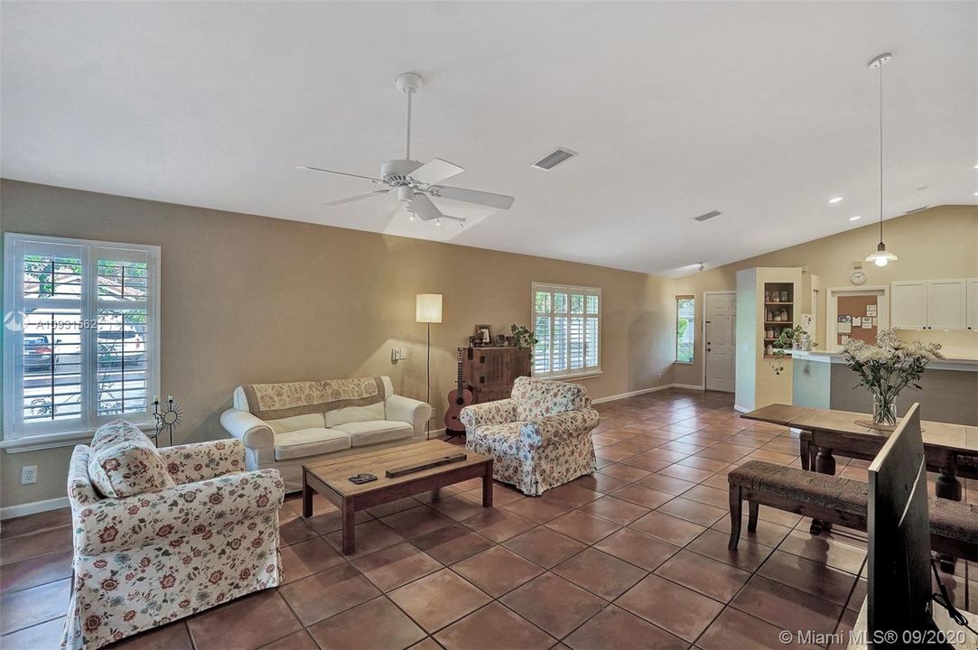 Recently Sold: $399,000 (3 beds, 2 baths, 1353 Square Feet)