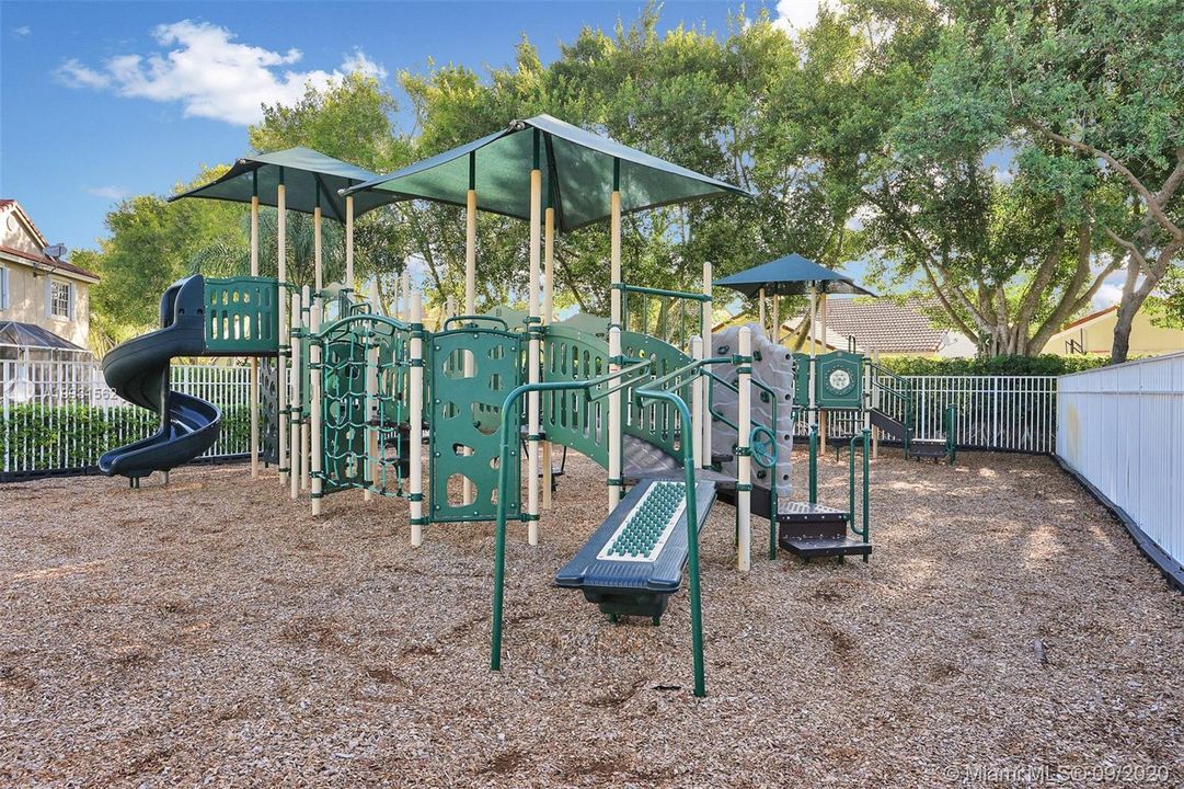 Recently Sold: $399,000 (3 beds, 2 baths, 1353 Square Feet)