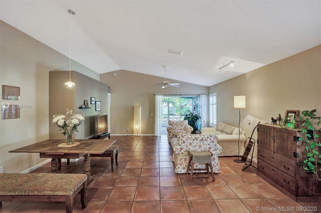 Recently Sold: $399,000 (3 beds, 2 baths, 1353 Square Feet)