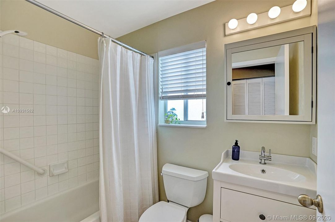 Recently Sold: $399,000 (3 beds, 2 baths, 1353 Square Feet)