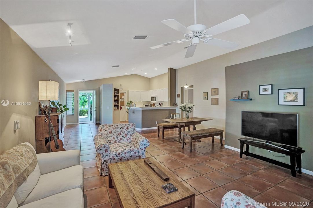 Recently Sold: $399,000 (3 beds, 2 baths, 1353 Square Feet)