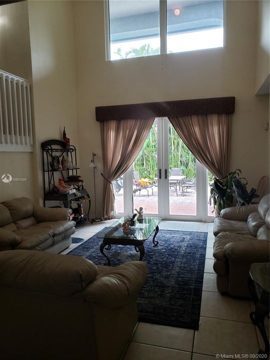 Недавно продано: $575,000 (6 спален, 4 ванн, 3849 Квадратных фут)