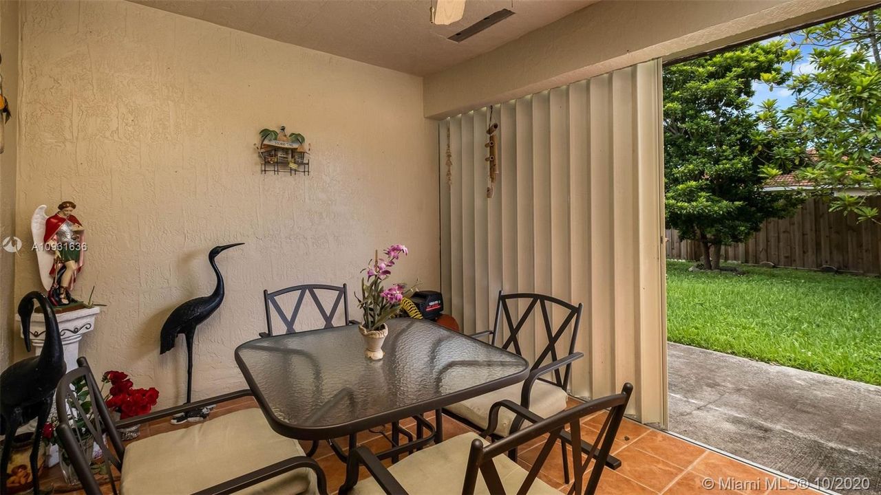 Vendido Recientemente: $394,900 (3 camas, 2 baños, 1691 Pies cuadrados)