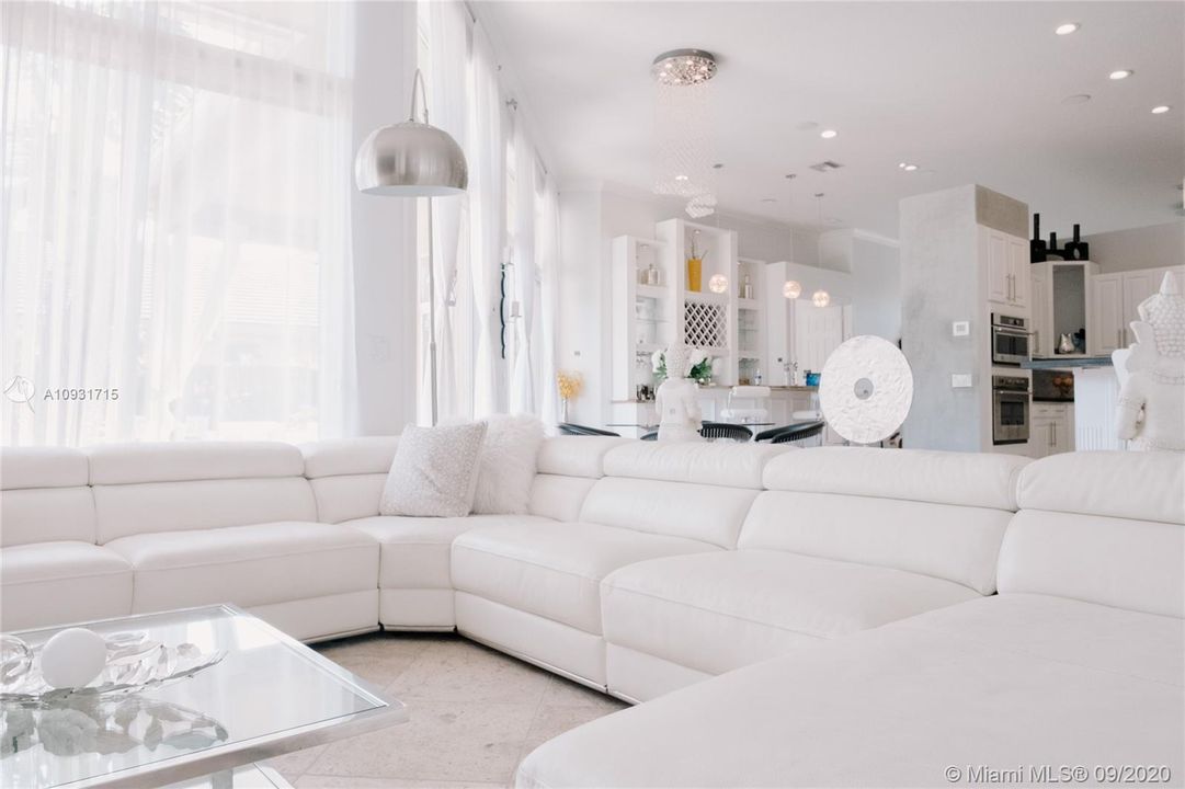 Недавно продано: $849,900 (5 спален, 4 ванн, 2994 Квадратных фут)