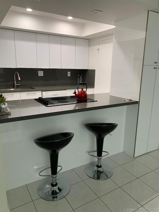 Recently Sold: $320,000 (1 beds, 1 baths, 676 Square Feet)
