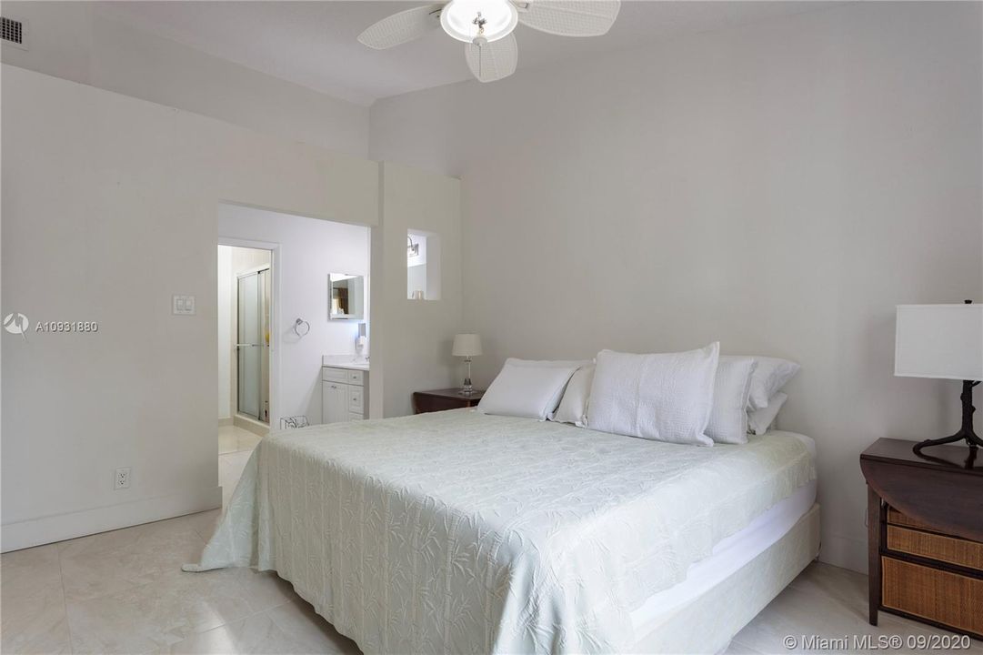 Recently Sold: $259,900 (2 beds, 2 baths, 1122 Square Feet)