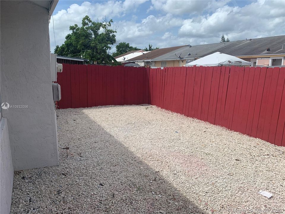 Недавно продано: $239,000 (3 спален, 2 ванн, 1120 Квадратных фут)