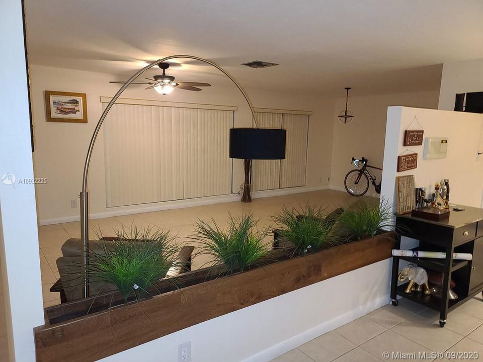 Vendido Recientemente: $385,000 (3 camas, 2 baños, 1864 Pies cuadrados)