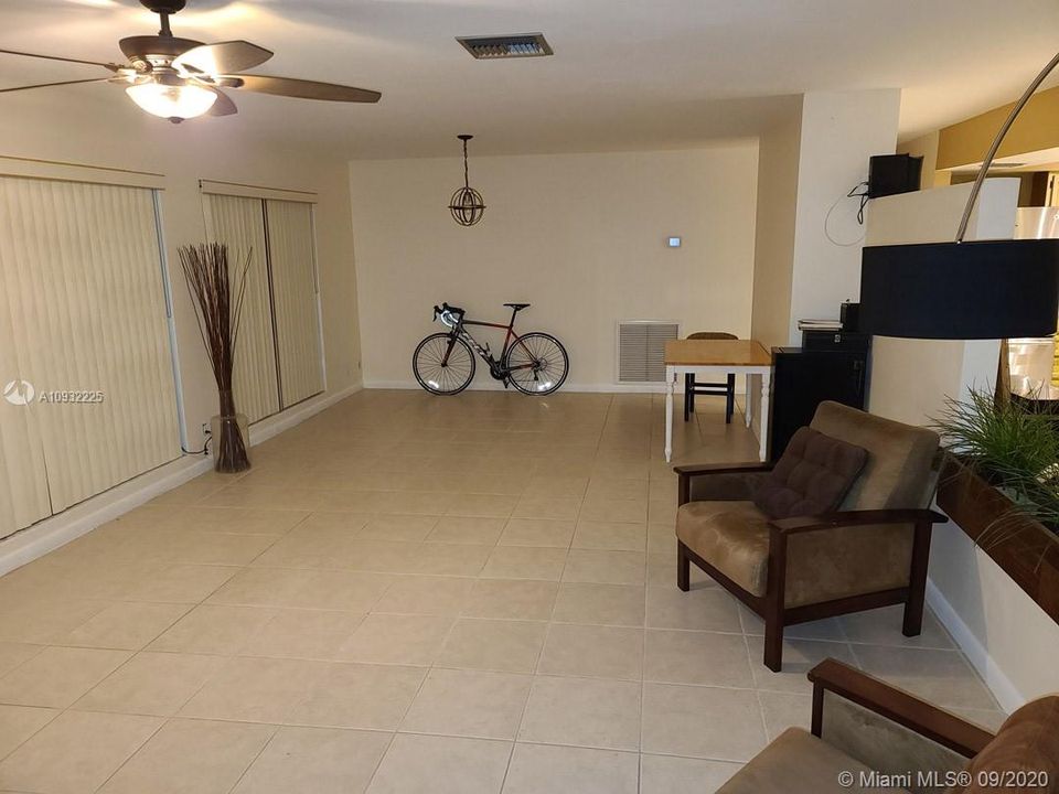 Vendido Recientemente: $385,000 (3 camas, 2 baños, 1864 Pies cuadrados)
