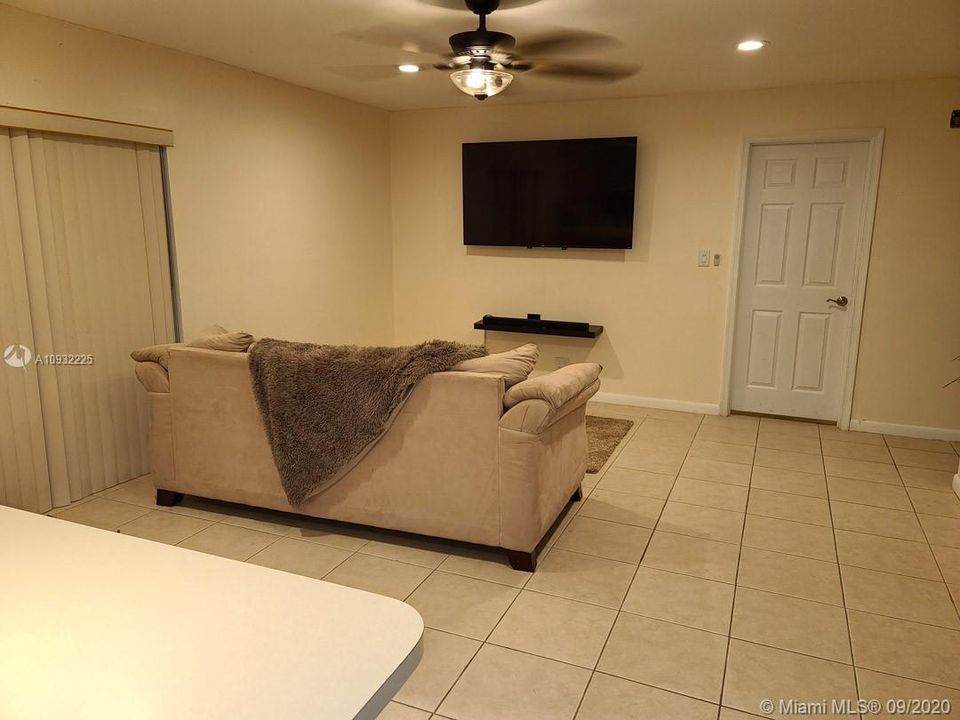 Vendido Recientemente: $385,000 (3 camas, 2 baños, 1864 Pies cuadrados)