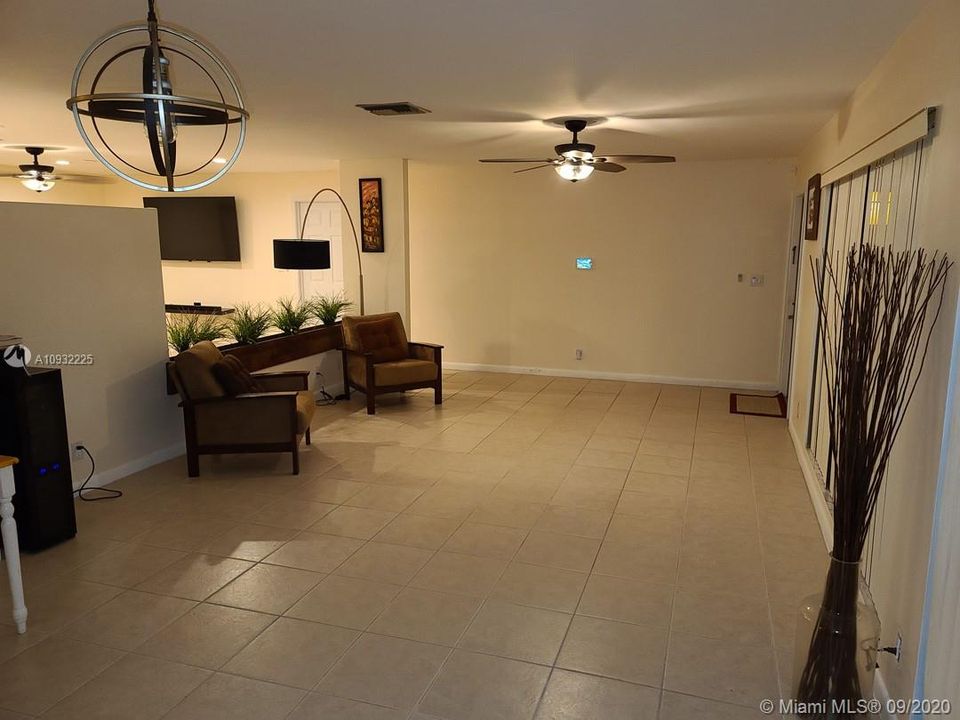 Vendido Recientemente: $385,000 (3 camas, 2 baños, 1864 Pies cuadrados)