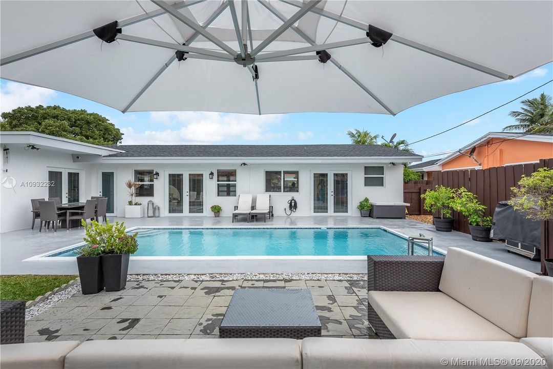 Vendido Recientemente: $549,900 (4 camas, 2 baños, 1800 Pies cuadrados)