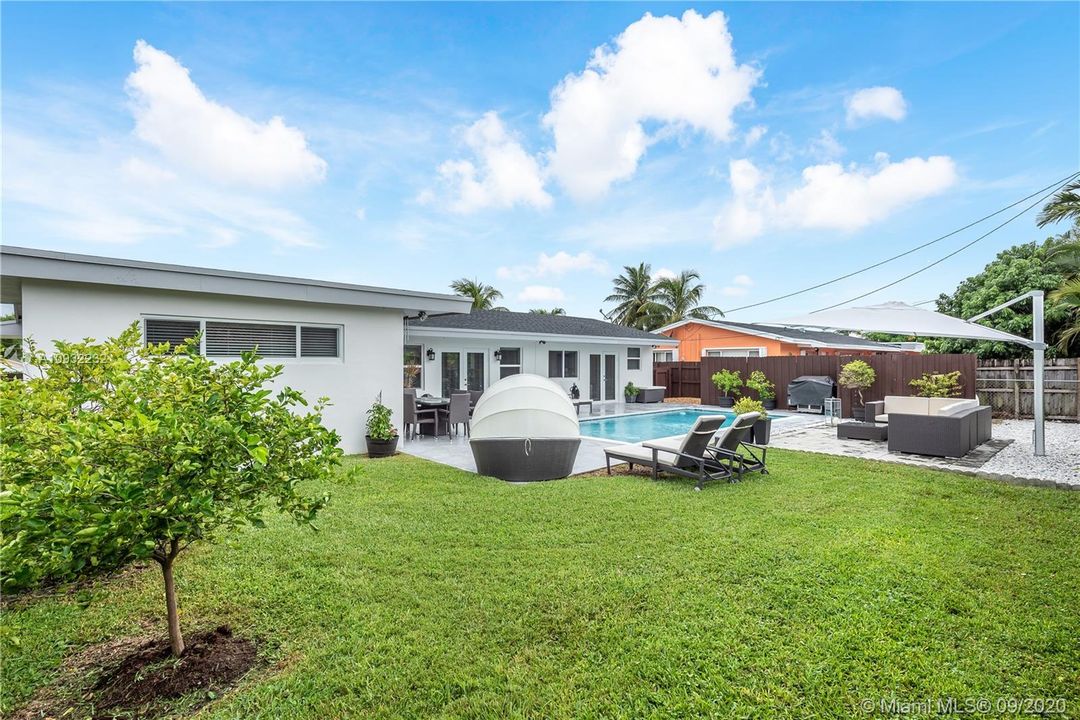 Vendido Recientemente: $549,900 (4 camas, 2 baños, 1800 Pies cuadrados)