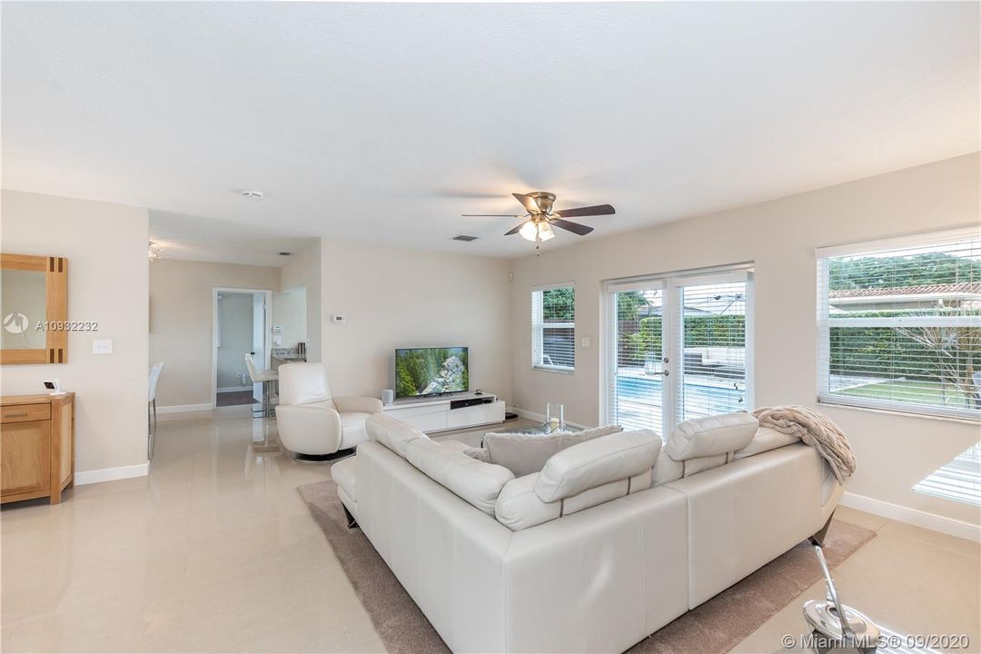 Vendido Recientemente: $549,900 (4 camas, 2 baños, 1800 Pies cuadrados)