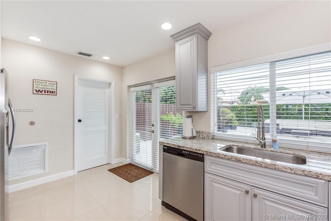 Vendido Recientemente: $549,900 (4 camas, 2 baños, 1800 Pies cuadrados)