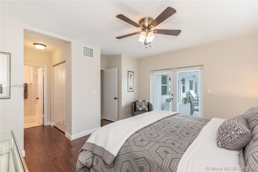 Vendido Recientemente: $549,900 (4 camas, 2 baños, 1800 Pies cuadrados)