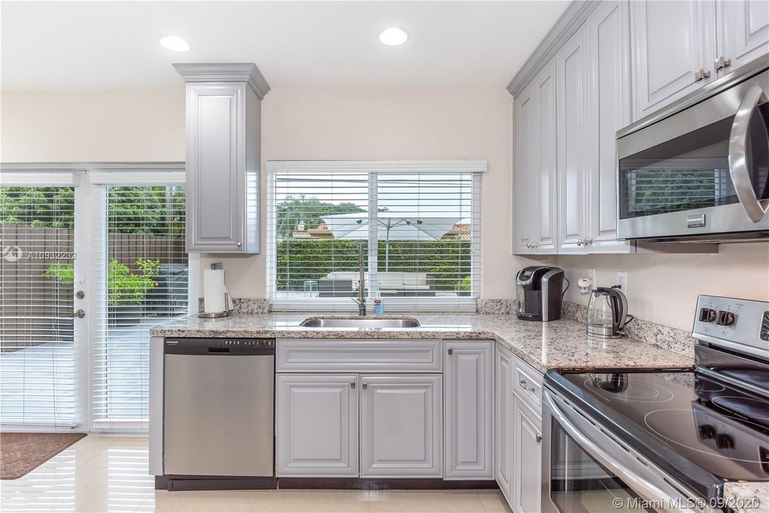 Vendido Recientemente: $549,900 (4 camas, 2 baños, 1800 Pies cuadrados)