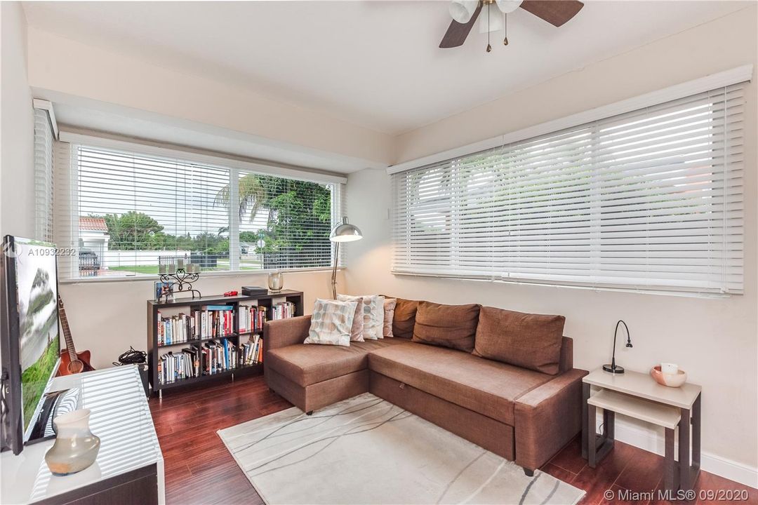 Vendido Recientemente: $549,900 (4 camas, 2 baños, 1800 Pies cuadrados)