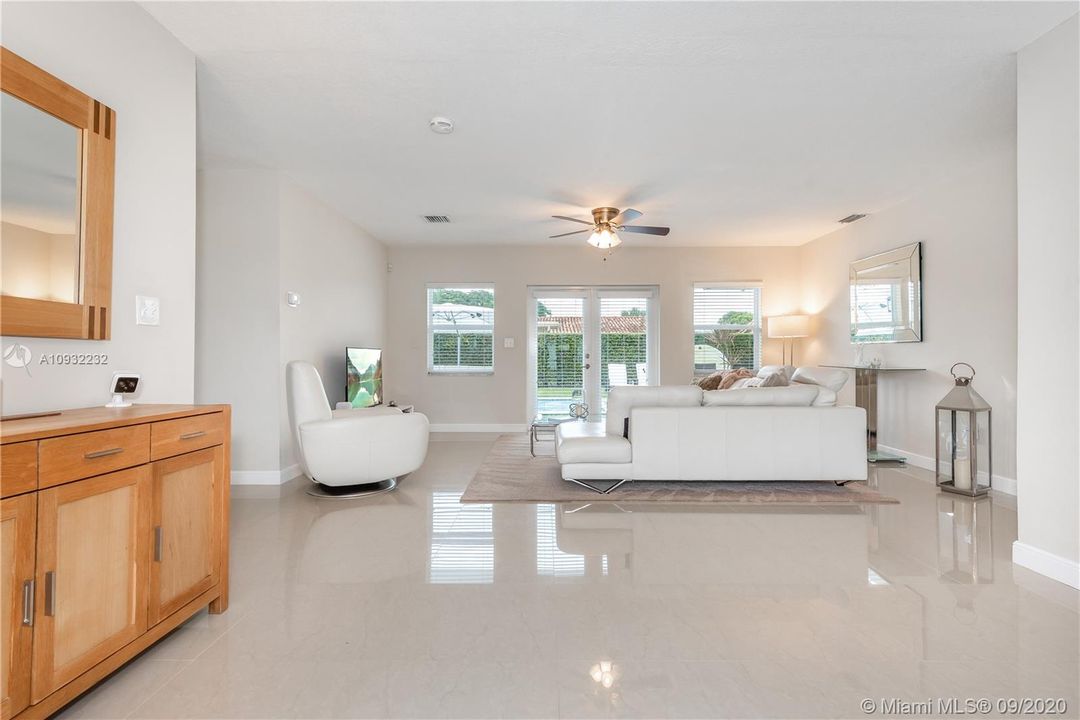 Vendido Recientemente: $549,900 (4 camas, 2 baños, 1800 Pies cuadrados)