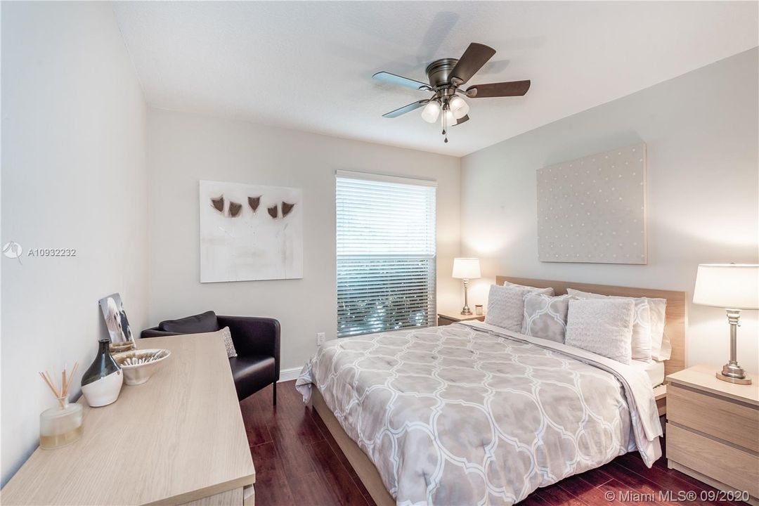 Vendido Recientemente: $549,900 (4 camas, 2 baños, 1800 Pies cuadrados)