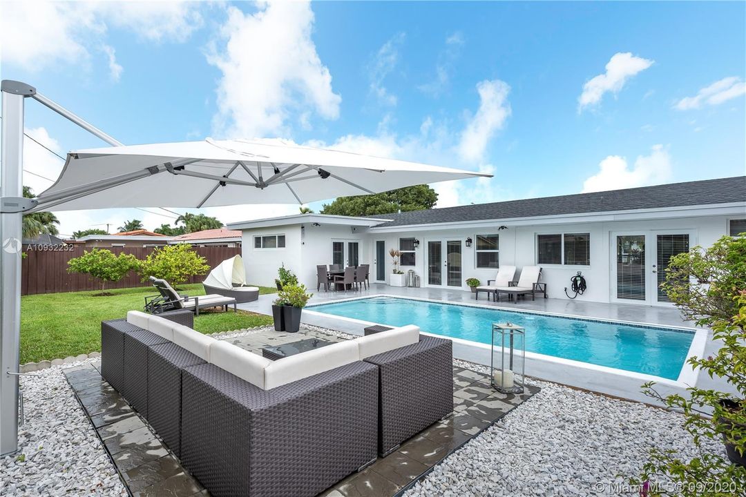 Vendido Recientemente: $549,900 (4 camas, 2 baños, 1800 Pies cuadrados)