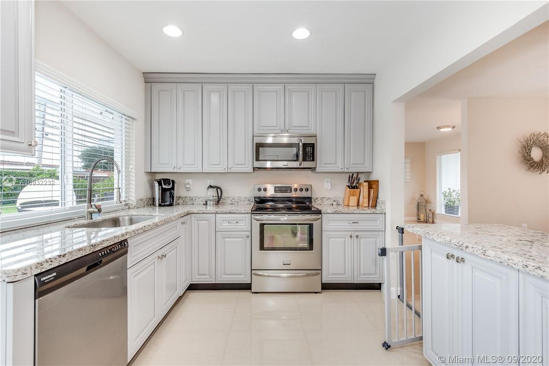Vendido Recientemente: $549,900 (4 camas, 2 baños, 1800 Pies cuadrados)