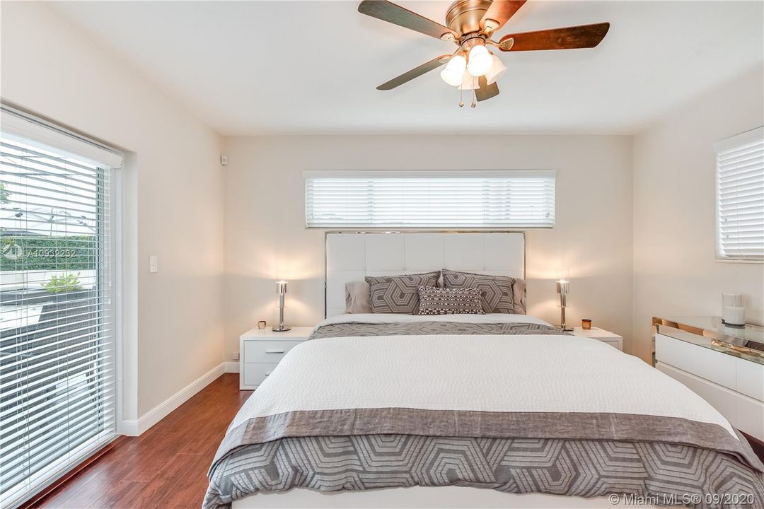 Vendido Recientemente: $549,900 (4 camas, 2 baños, 1800 Pies cuadrados)