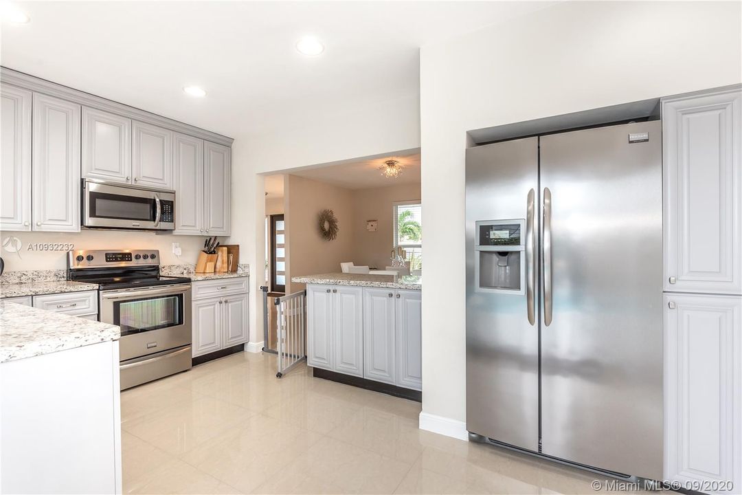 Vendido Recientemente: $549,900 (4 camas, 2 baños, 1800 Pies cuadrados)