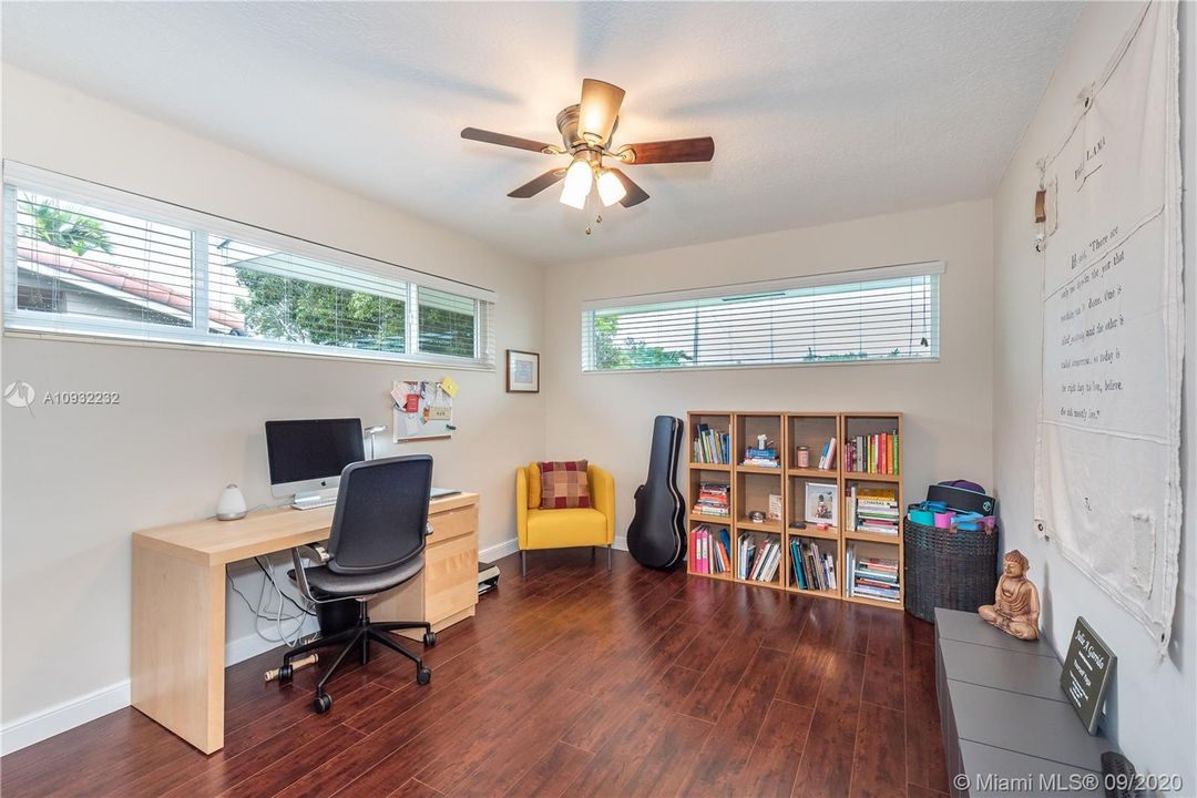 Vendido Recientemente: $549,900 (4 camas, 2 baños, 1800 Pies cuadrados)