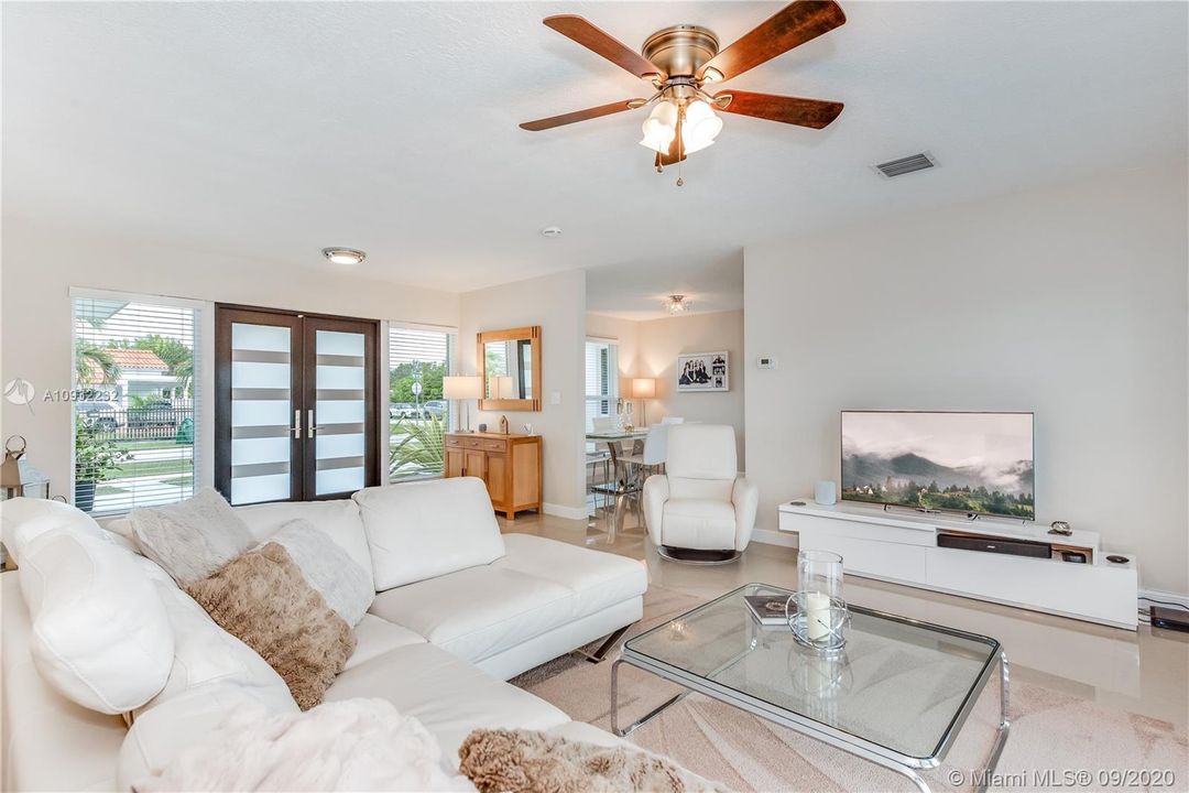 Vendido Recientemente: $549,900 (4 camas, 2 baños, 1800 Pies cuadrados)