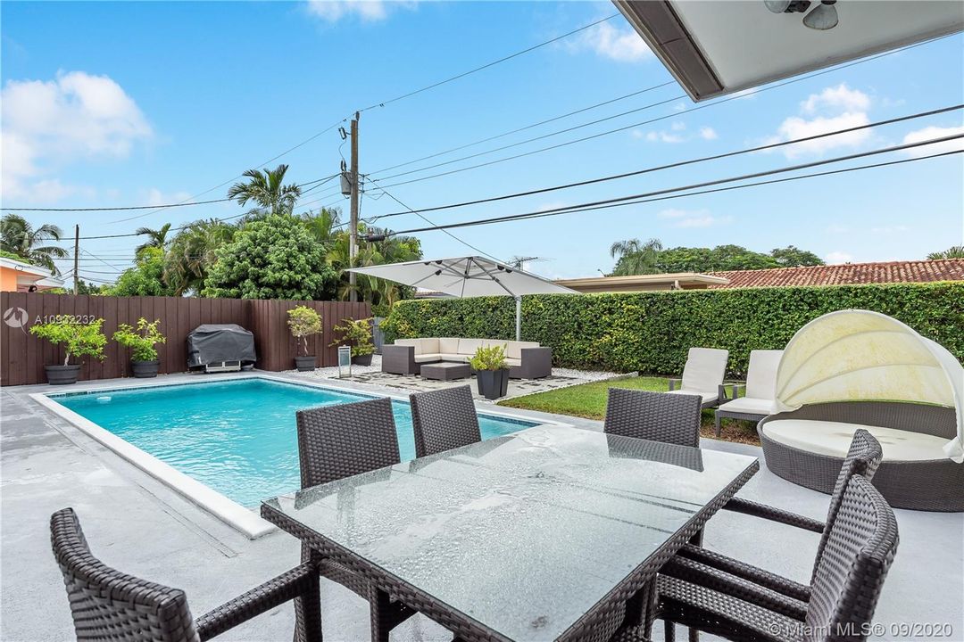 Vendido Recientemente: $549,900 (4 camas, 2 baños, 1800 Pies cuadrados)