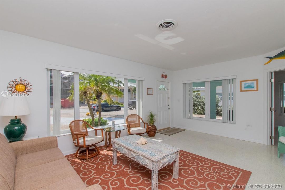 Recently Sold: $980,000 (3 beds, 3 baths, 1731 Square Feet)