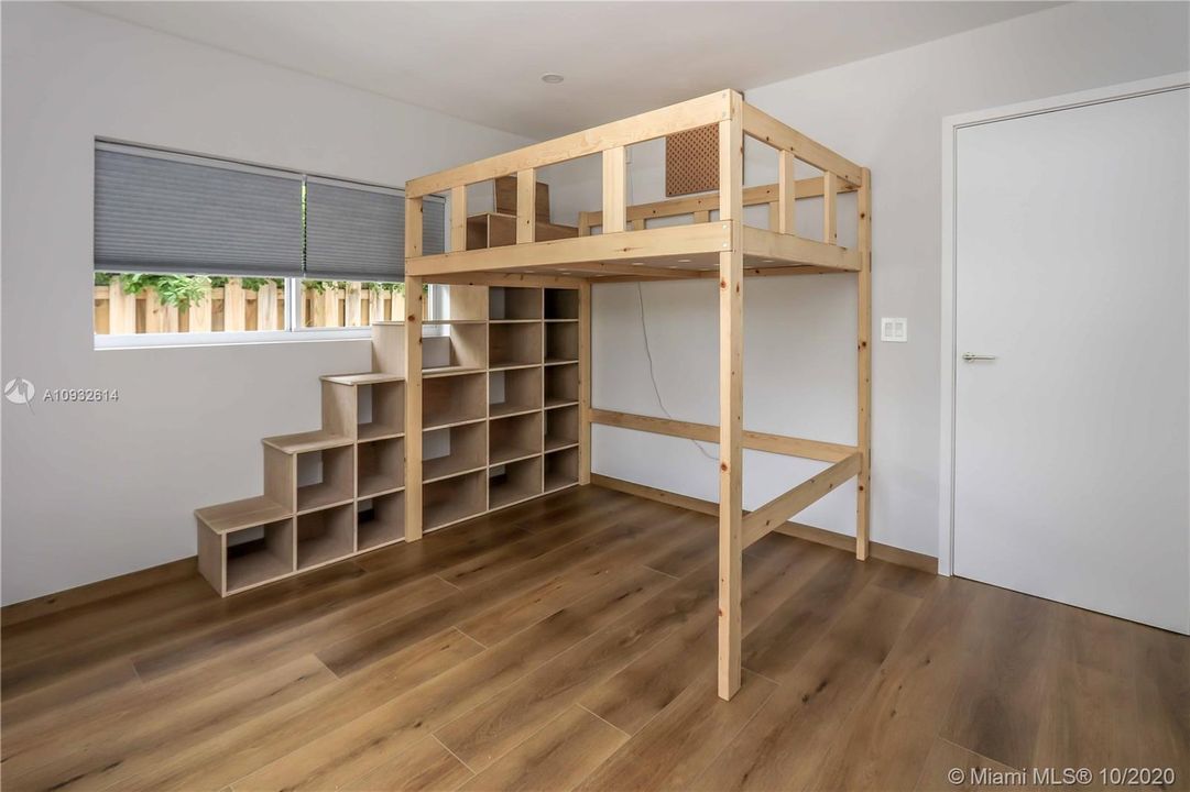 Недавно продано: $675,000 (3 спален, 2 ванн, 1986 Квадратных фут)