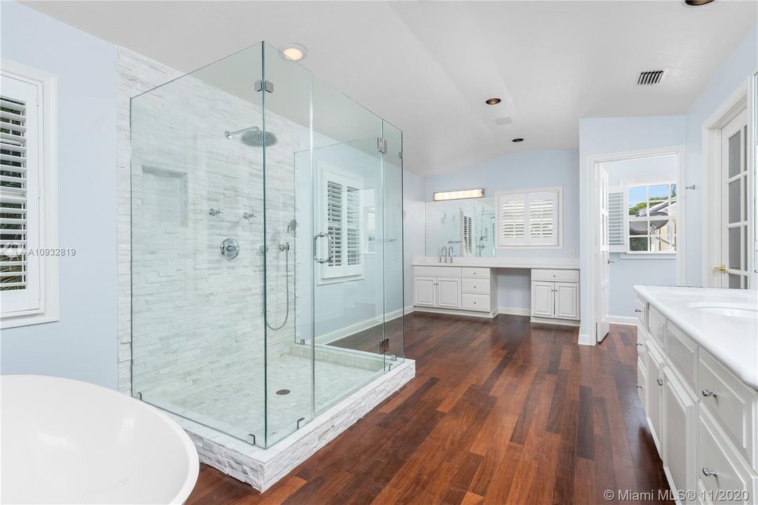 Недавно продано: $3,495,000 (4 спален, 4 ванн, 5262 Квадратных фут)