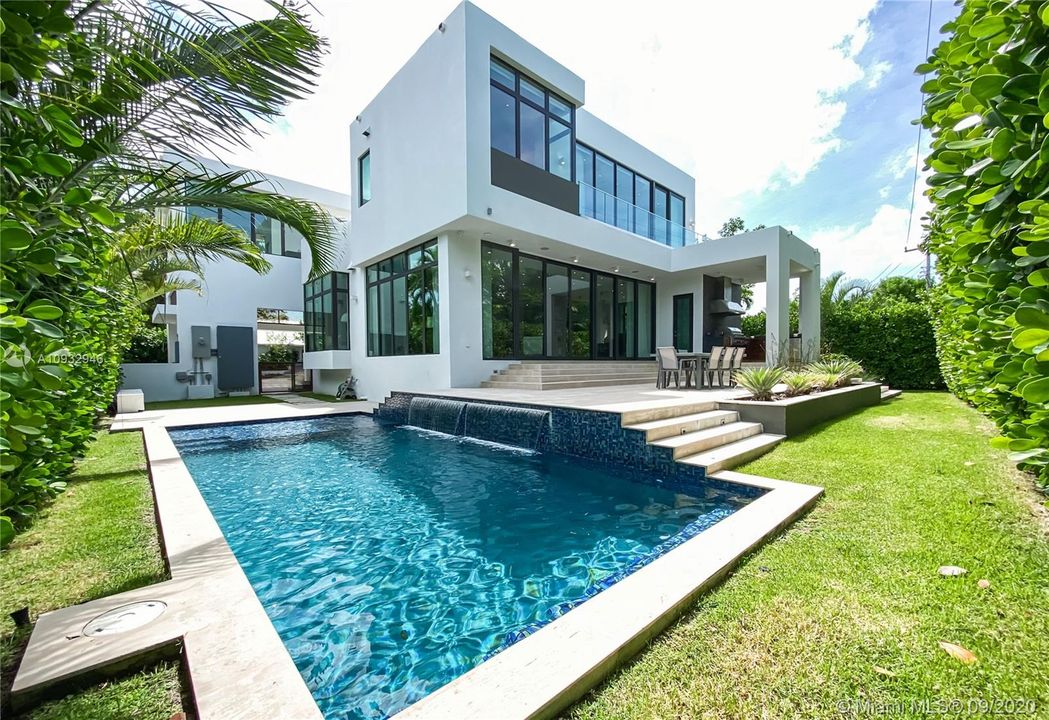 最近售出: $3,999,000 (5 贝兹, 6 浴室, 3705 平方英尺)
