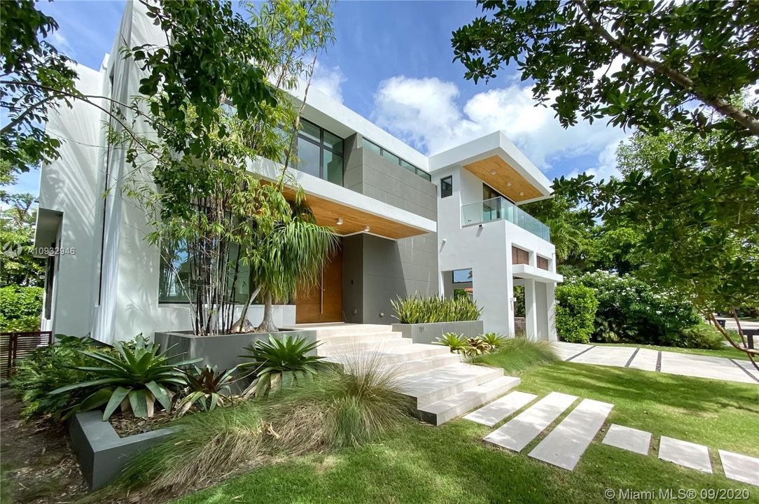 最近售出: $3,999,000 (5 贝兹, 6 浴室, 3705 平方英尺)