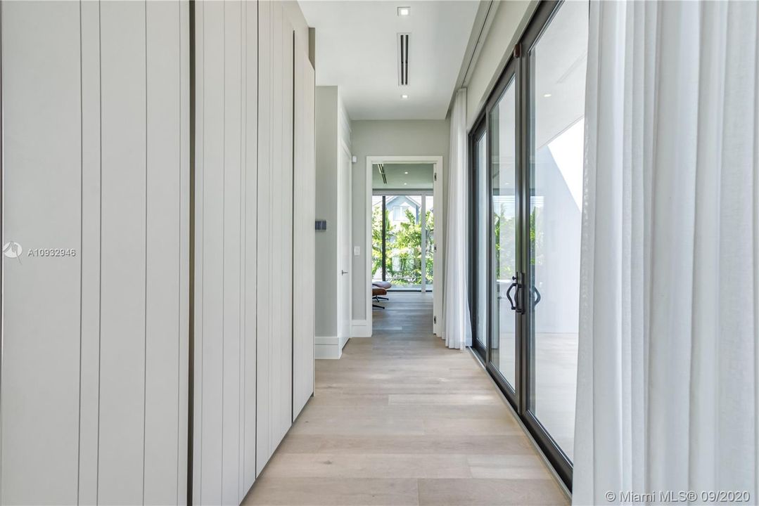 最近售出: $3,999,000 (5 贝兹, 6 浴室, 3705 平方英尺)