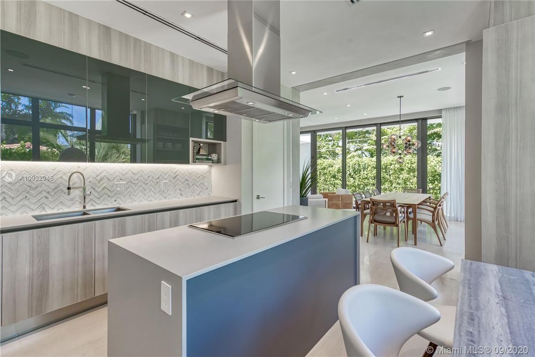 最近售出: $3,999,000 (5 贝兹, 6 浴室, 3705 平方英尺)