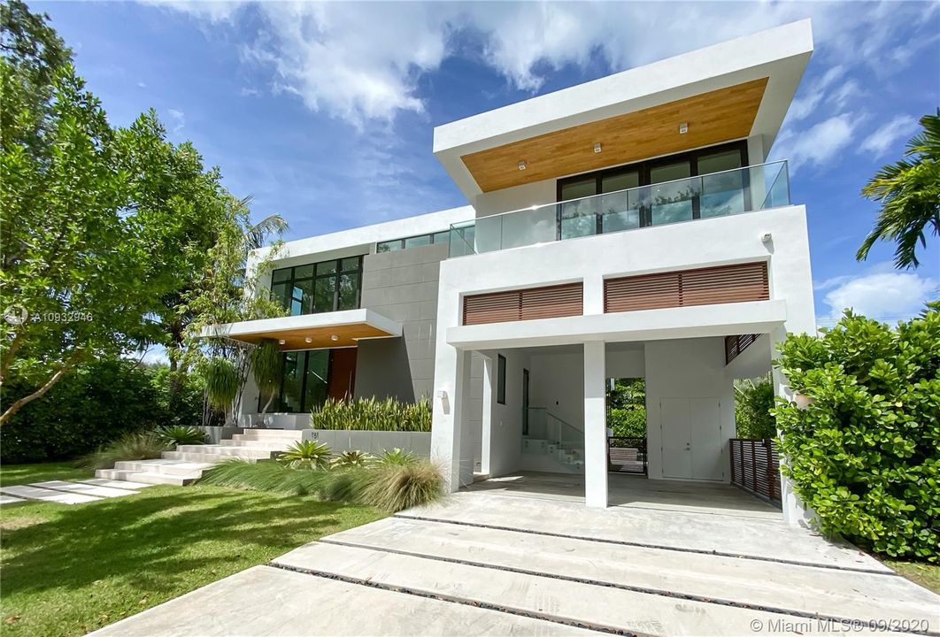 最近售出: $3,999,000 (5 贝兹, 6 浴室, 3705 平方英尺)