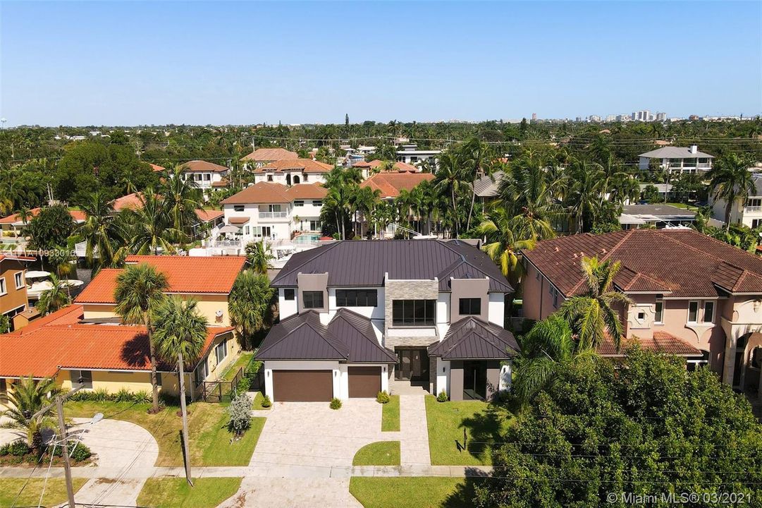Recently Sold: $2,999,000 (5 beds, 6 baths, 4686 Square Feet)