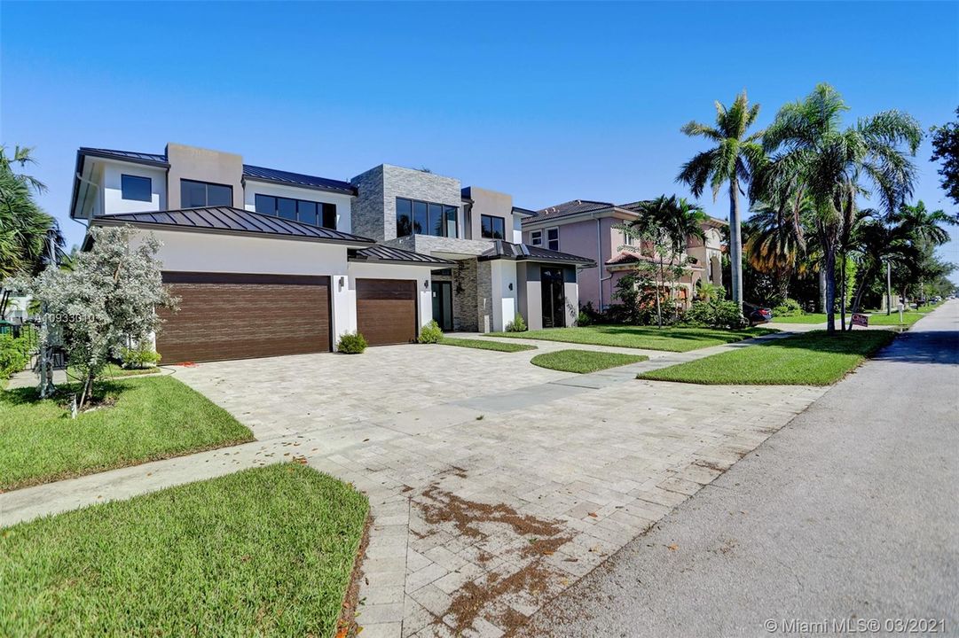 Recently Sold: $2,999,000 (5 beds, 6 baths, 4686 Square Feet)