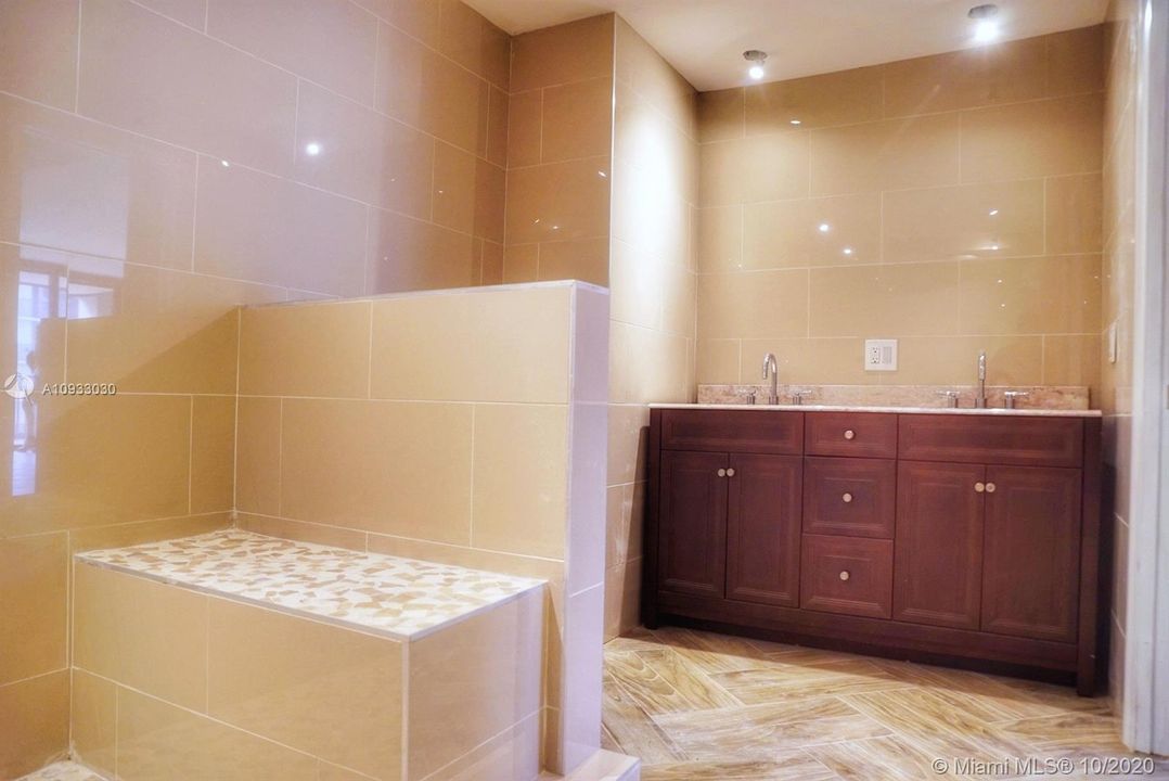 Vendido Recientemente: $500,000 (2 camas, 2 baños, 1671 Pies cuadrados)
