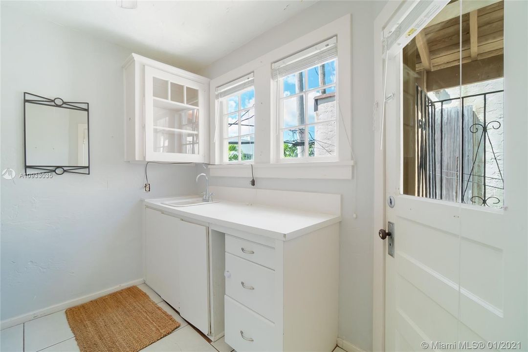 Vendido Recientemente: $999,999 (5 camas, 3 baños, 2849 Pies cuadrados)