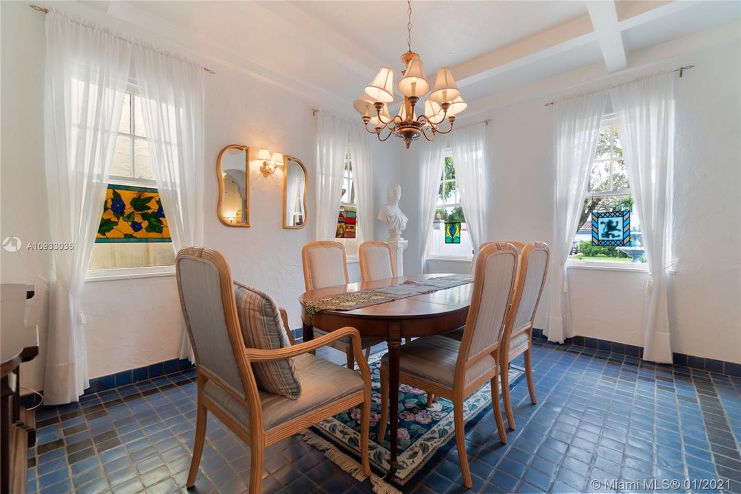 Vendido Recientemente: $999,999 (5 camas, 3 baños, 2849 Pies cuadrados)
