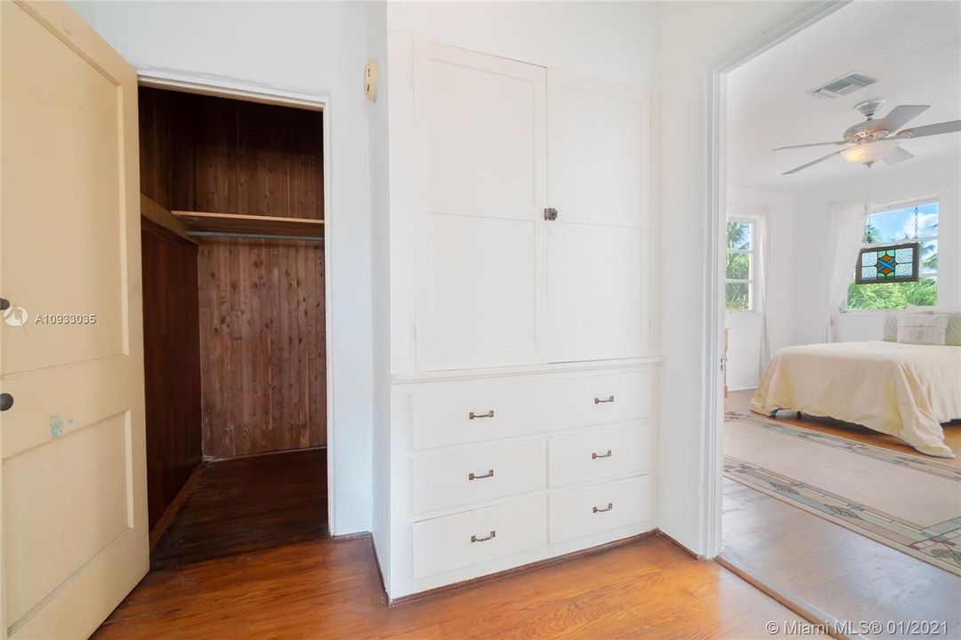 Vendido Recientemente: $999,999 (5 camas, 3 baños, 2849 Pies cuadrados)