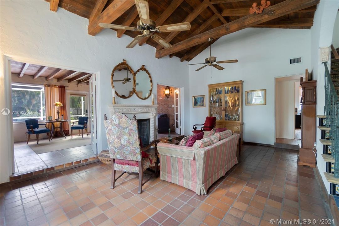 Vendido Recientemente: $999,999 (5 camas, 3 baños, 2849 Pies cuadrados)