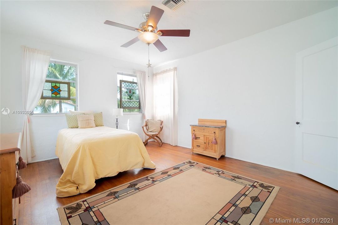 Vendido Recientemente: $999,999 (5 camas, 3 baños, 2849 Pies cuadrados)