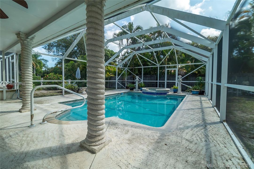 Vendido Recientemente: $999,999 (5 camas, 3 baños, 2849 Pies cuadrados)